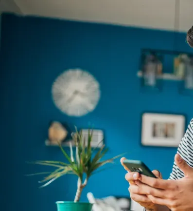 Homem utilizando aplicativo do Mercado Pago em seu smartphone para gerir seus negócios